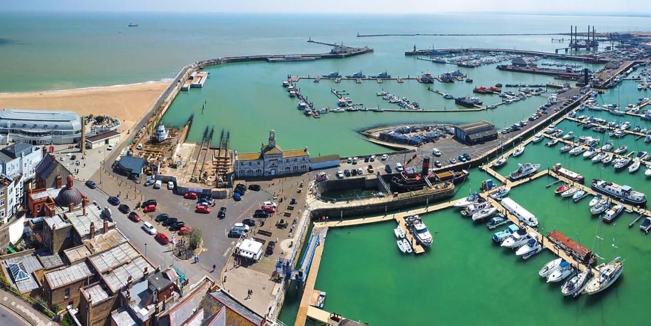 Sohot Stays The Royal Suite Harbour Views Sleeps 4 Ramsgate Bagian luar foto